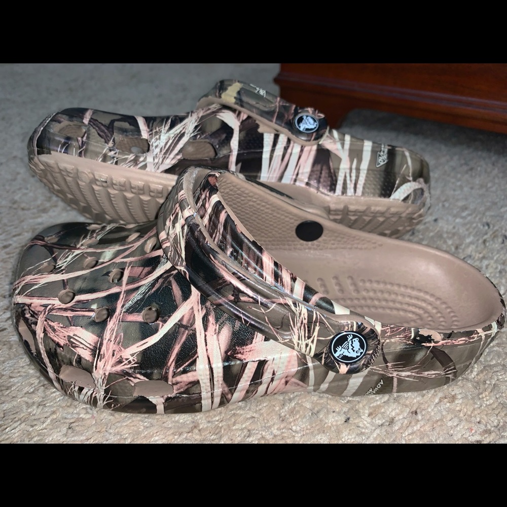 NWOT-Camo Crocs